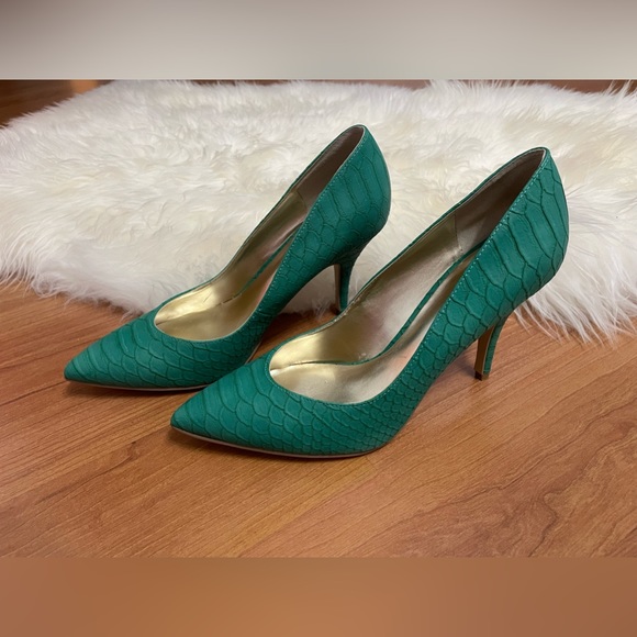 GUESS Crocodile Pointy Toe Heels - Picture 6 of 7
